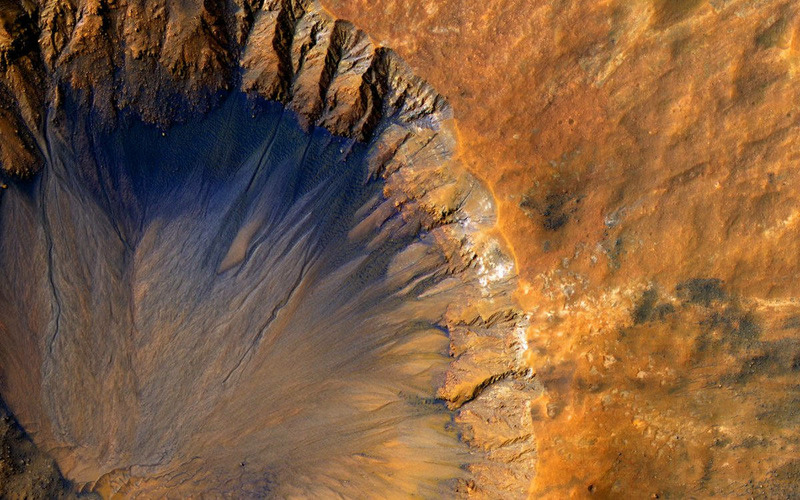 Следы соленой воды в оврагах и кратерах на Марсе.