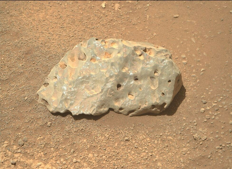 Камень со следами от лазера Perseverance, с помощью которого марсоход собирает геологические данные.