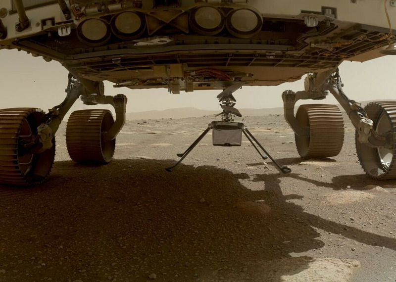 Первый марсианский вертолёт Ingenuity поставлен на грунт под днищем марсохода