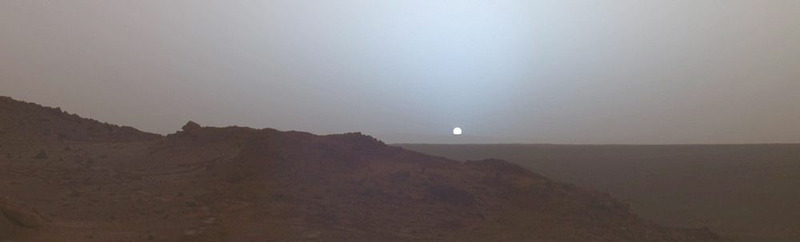 Закат на Марсе 19 мая 2005 года. Снимок марсохода Спирит, который находился в кратере Гусев