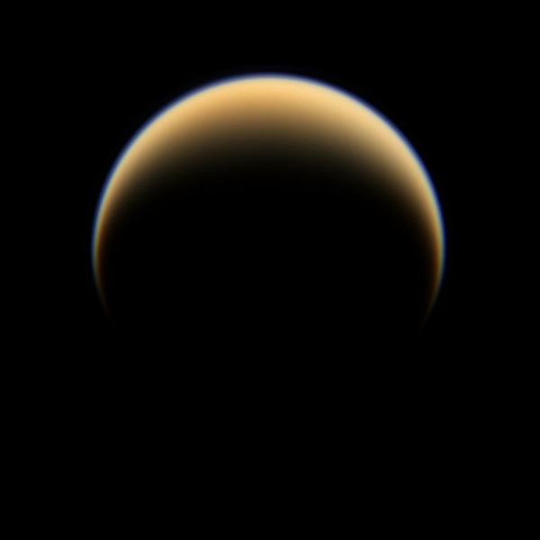 Полуосвещенный вид северного полюса Титана