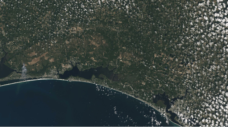 Пляж с белым песком в Пенсакола-Бич, Флорида со спутника Landsat 9