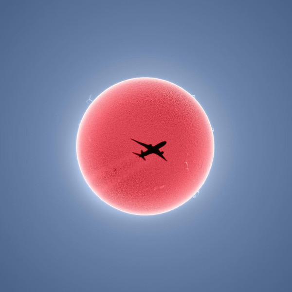 Самолет на фоне Солнца