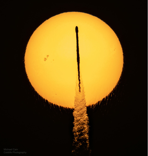 Ракета Falcon 9 на фоне солнца
