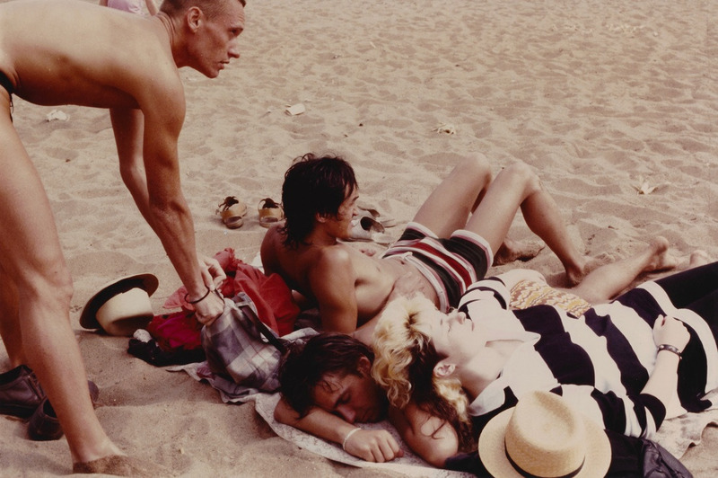 Виктор Цой на пляже с друзьями