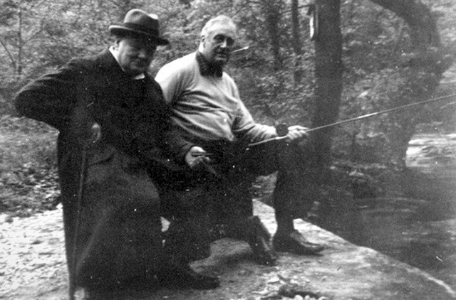 Уинстон Черчилль и Франклин Рузвельт рыбачат