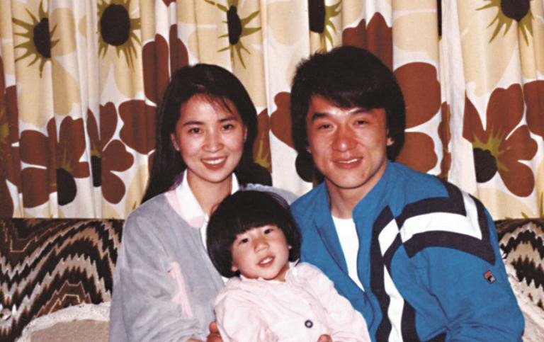 Джеки Чан со своей женой  Линь Фэнцзяо и сыном Джейси Чаном