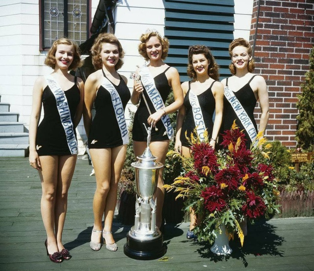 Мисс Америка 1943 — Джин Бартел (в центре)