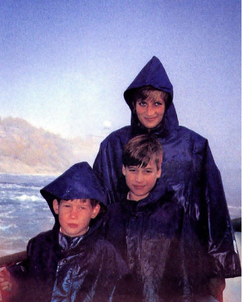 Принцесса Диана со своими сыновьями Ульямом и Гарри (Генри)