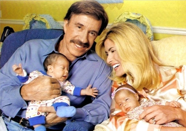 Чак Норрис с супругой и новорожденными близнецами