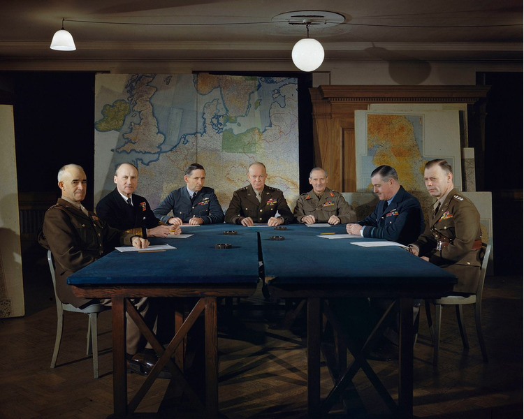 Генерал Дуайт Эйзенхауэр со старшими командирами обсуждает план высадки войск в Нормандии.