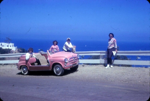 розовый Fiat на острове Санта-Каталина