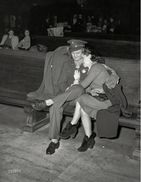 Солдат и его девушка в ожидании поезда
