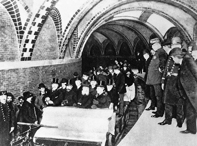 Первые пассажиры подземной линии метро в Нью-Йорке