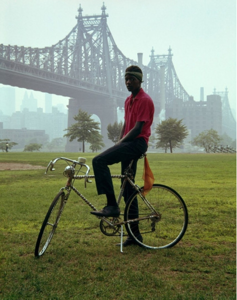 Темнокожий велосипедист на фоне Квинсборо Бридж