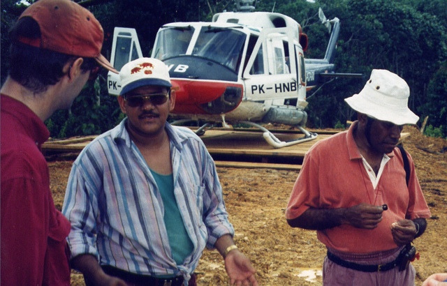На фото де Гусман на фоне вертолёта