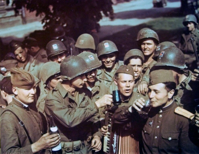 Советские солдаты и офицеры выпивают с американцами за победу