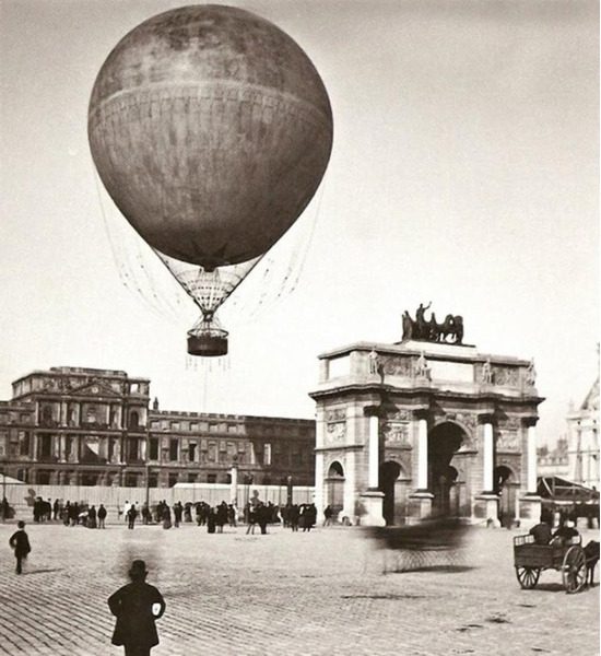 Воздушный шар в центре Парижа