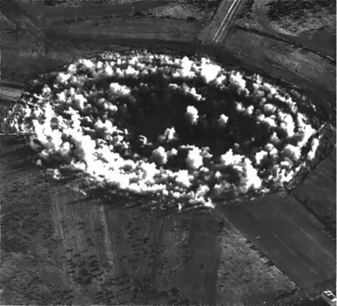 Ядерный кратер, образовавшийся после испытаний