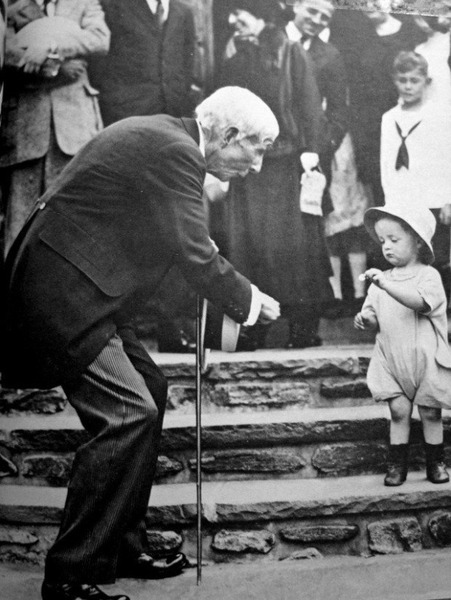 Джон Д. Рокфеллер старший (1839−1937) в день своего 84-летия дарит ребенку десятицентовую монетку