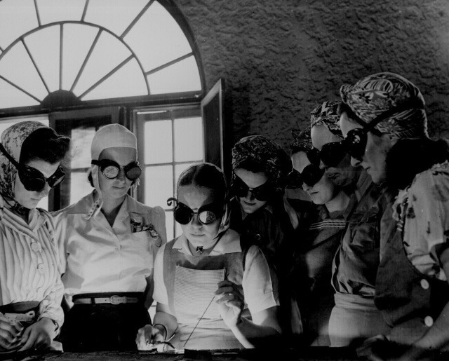 Американские женщины учатся работать со сваркой в профессионально-технической школе, апрель 1942 года
