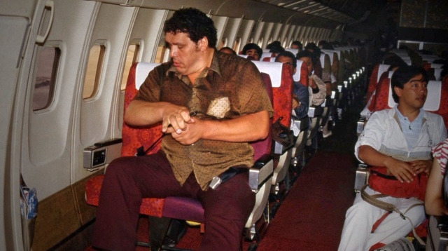 Рестлер и актер Андре Гигант пытается пристегнуться в самолете