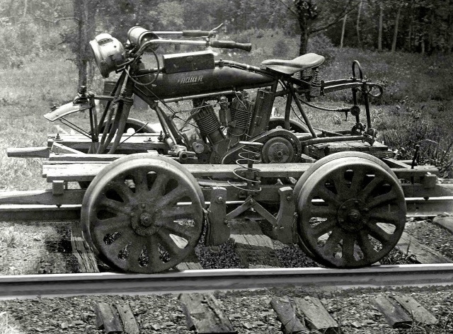 Мотоцикл Indian Big Twin 1915 года, адаптированный для железной дороги