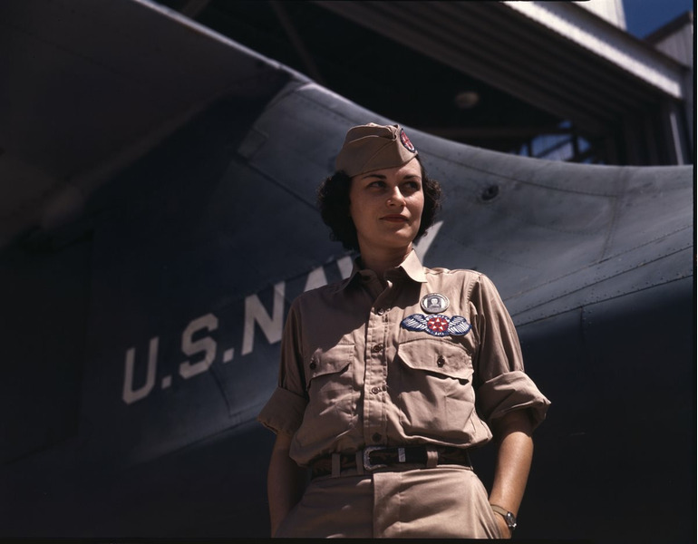 Старший руководитель цеха сборочных и ремонтных работ военно-морской авиабазы в Корпус-Кристи (Naval Air Base, Corpus Christi) Элойс Эллис (Eloise J. Ellis) на фоне самолета.1942