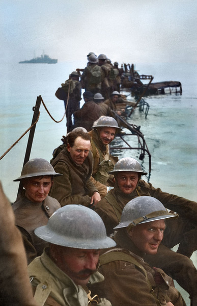 Королевские ольстерские стрелки на импровизированном причале у берегов Дюнкерка во время Дюнкеркской операции.