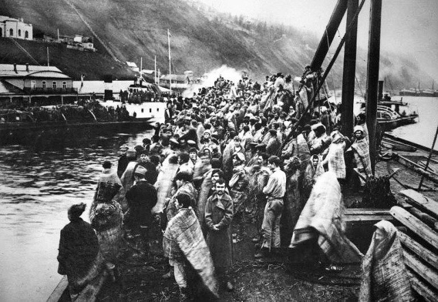 Чехословацкая плавучая тюрьма с 400 пленными красноармейцами на Каме близ Сарапула, 1918 год