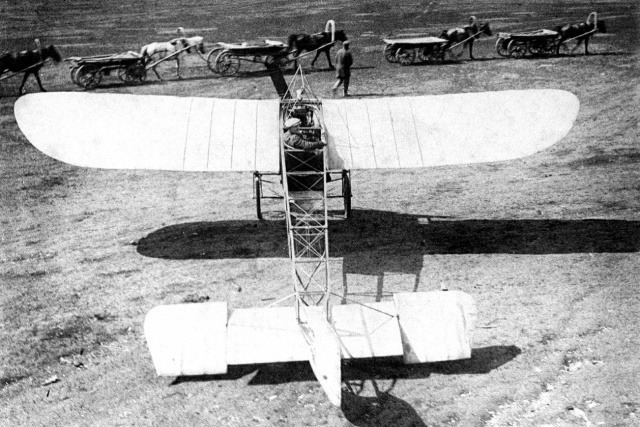Лётчик-испытатель Россинский во время испытаний новой модели самолета на Ходынском поле, 1910 год