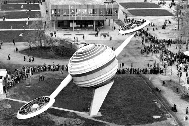 Аттракцион «Сатурн» в парке культуры и отдыха имени Горького, Москва, 1978 год