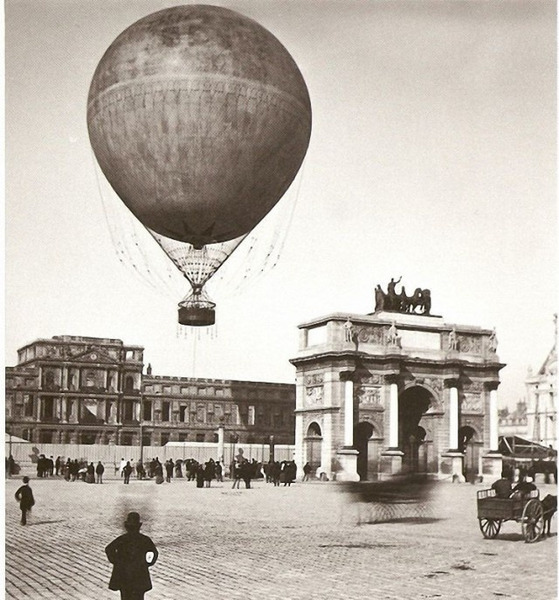Воздушный шар в центре Парижа, Франция, 1878