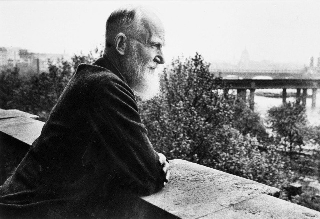 Писатель Джордж Бернард Шоу на своём балконе в Лондоне, Англия, 1931 год