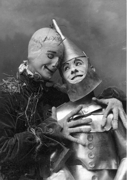 Пугало и Железный человек в мюзикле «Волшебник страны Оз» в Чикаго, 1902