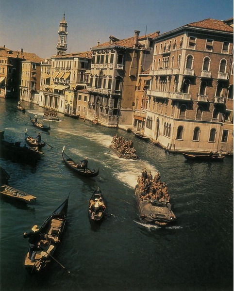 Машины-амфибии в каналах Венеции, Италия, во время Второй мировой войны. с. Май 1945 г.