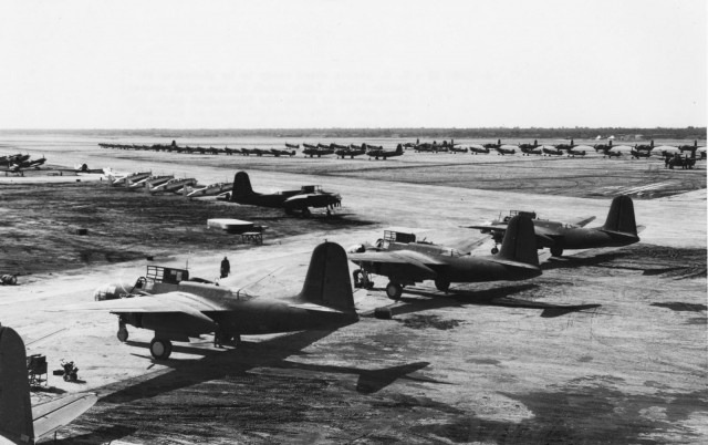 Выделенные по программе ленд-лиза самолеты США готовы к приему советской стороной на аэродроме Абадана