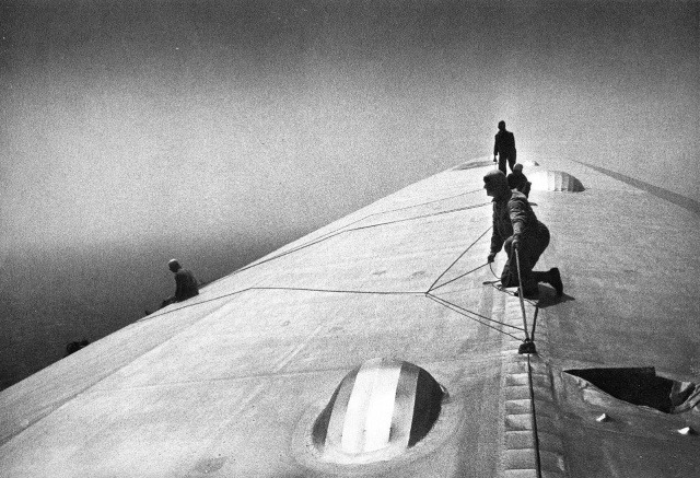 Ремонт корпуса дирижабля «Граф Цеппелин» во время полета над Южной Атлантикой, 1934 год