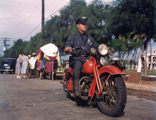 Полицейский на мотоцикле. США, 1940-е