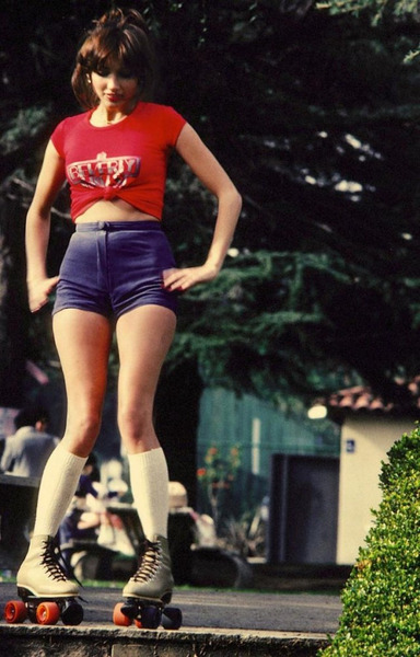 Девушка на роликах, 1980 год