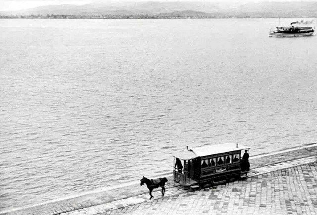Конный трамвай и пароход в гавани Измира, Турция, 1934 год