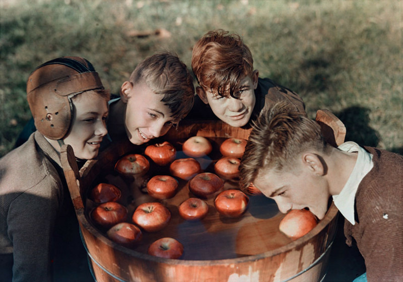 Дети вылавливают яблоки из воды в Мартинсбурге. Западная Вирджиния, 1939
