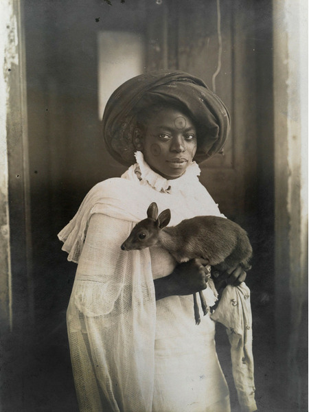 Молодая кенийская женщина держит своего ручного оленя. Момбаса, март 1909