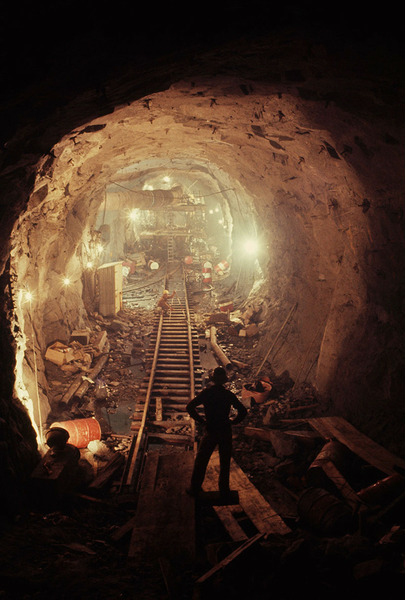 Мужчины взрывают гранит, чтобы построить тоннели для гидроэлектрического проекта. Австралия, 1963