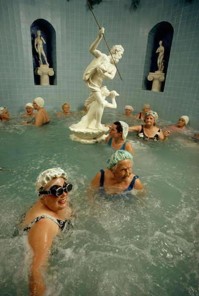Женщины наслаждаются вихревой ванной с подогревом. Санкт-Петербург, Флорида, 1973