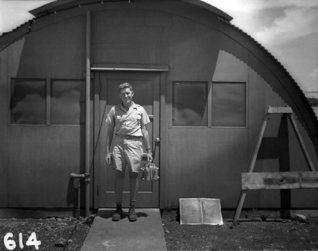 Гарольд Агню несёт ядро плутония бомбы «Толстяк», которую сбросили на Нагасаки, 1945 год