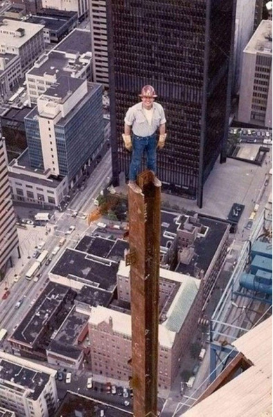 Рабочий во время строительства небоскреба Columbia Center, 1980 год