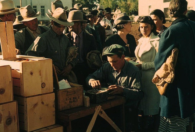 Мужчина распределяет остатки товара. Великая депрессия, Аризона. США, 1940 год