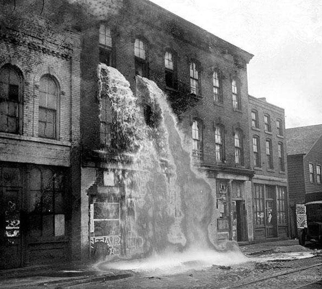 Сухой закон. Федеральные агенты выливают алкоголь из здания после облавы. США, 1929 год