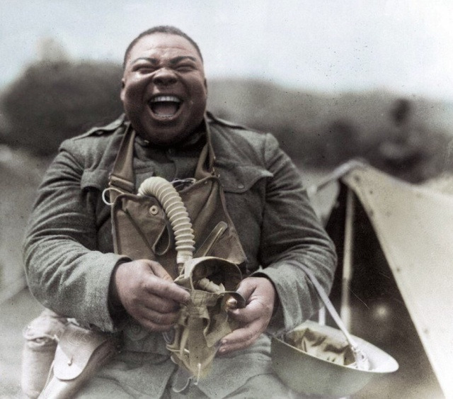 Американский солдат готовится к упражнениям с противогазом. 1918 год